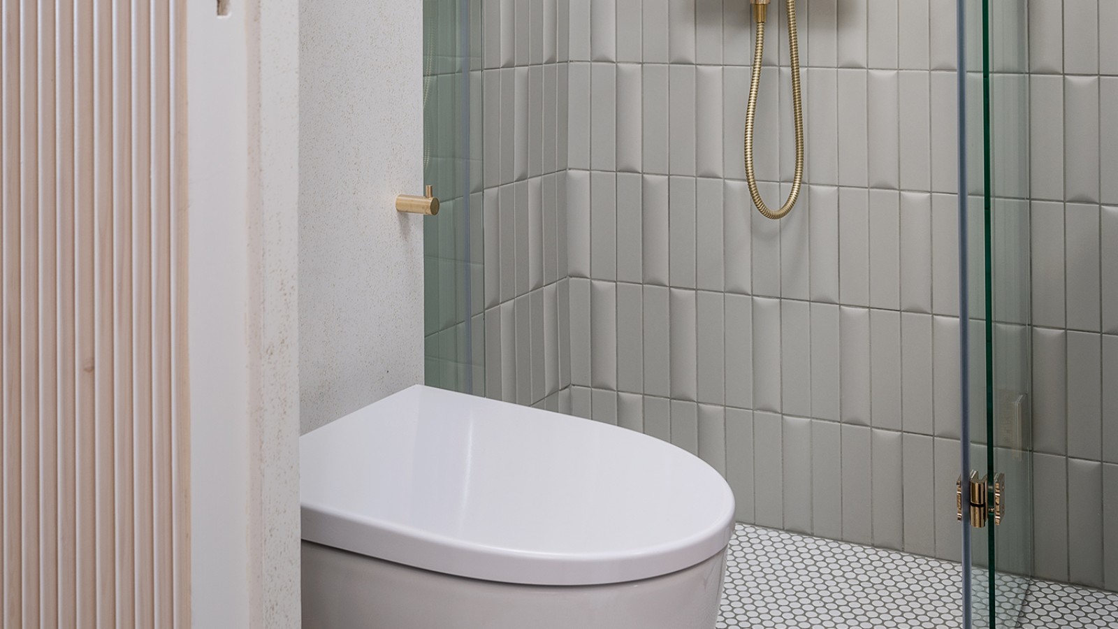 The after picture of the small bathroom, with a wall-hung Geberit WC from the iCon bathroom series (© Meja Hynynen) The after picture of the small bathroom, with a wall-hung Geberit WC from the iCon bathroom series (© Meja Hynynen)