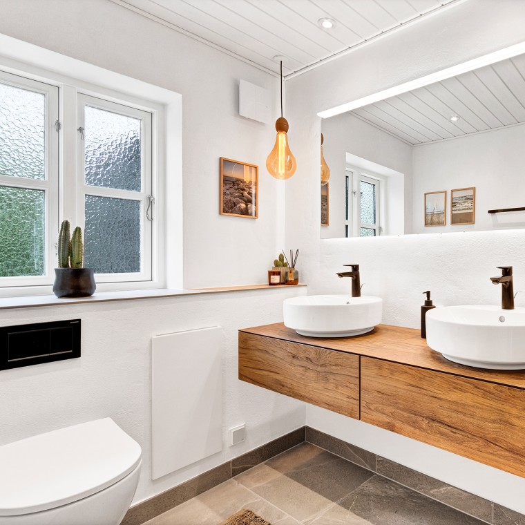 Bright, renovated bathroom with two round washbasins, a large mirror and wooden bathroom furniture (© @triner2 and @strandparken3) Bright, renovated bathroom with two round washbasins, a large mirror and wooden bathroom furniture (© @triner2 and @strandparken3)