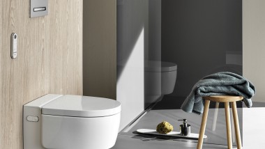 “Geberit AquaClean Mera Comfort智能马桶，配备遥控器和Sigma50操作面板（© Geberit）。”