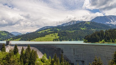 Dam to generate electricity from renewable hydropower (©wirestock/Freepik)