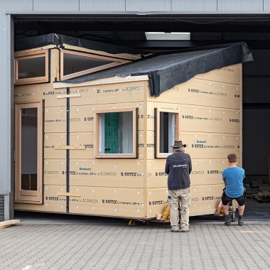 Big move for the small house: In May 2022, "Sprout" moved from the workshop to the green neighborhood of Olst-Wijhe (NL) (© Chiela van Meerwijk)