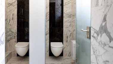 Rimless WC ceramics from the Acanto bathroom series (© Opernhaus Chemnitz / Nasser Hashemi)