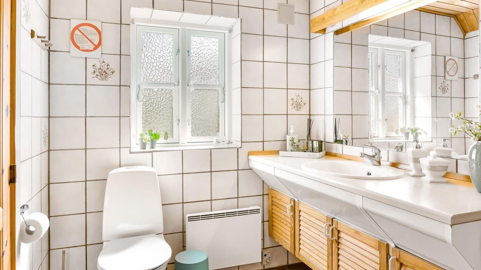 Original bathroom with floor-standing WC, white tiles and wooden bathroom furniture (© @triner2 and @strandparken3) Original bathroom with floor-standing WC, white tiles and wooden bathroom furniture (© @triner2 and @strandparken3)